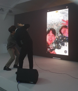 25일 SK텔레콤은 서울 성수동의 창고형 갤러리 ‘피어 59 스튜디오’에서 론칭 쇼케이스 ‘디스트릭트 0’을 진행했다. 가수 폴킴이 아이폰11 프로로 관객들과 함께 셀피를 촬영하고 있다. / 사진=변소인 기자