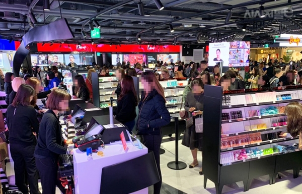 27일 일요일 오후 2시에 방문한 세포라 파르나스몰 내부가 인산인해를 이루고 있다. /사진=박지호 기자