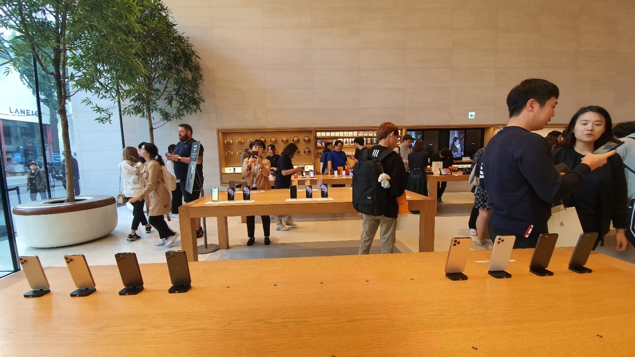 지난 25일 애플스토어 가로수길점에 아이폰11 시리즈가 진열돼 있다. / 사진=변소인 기자
