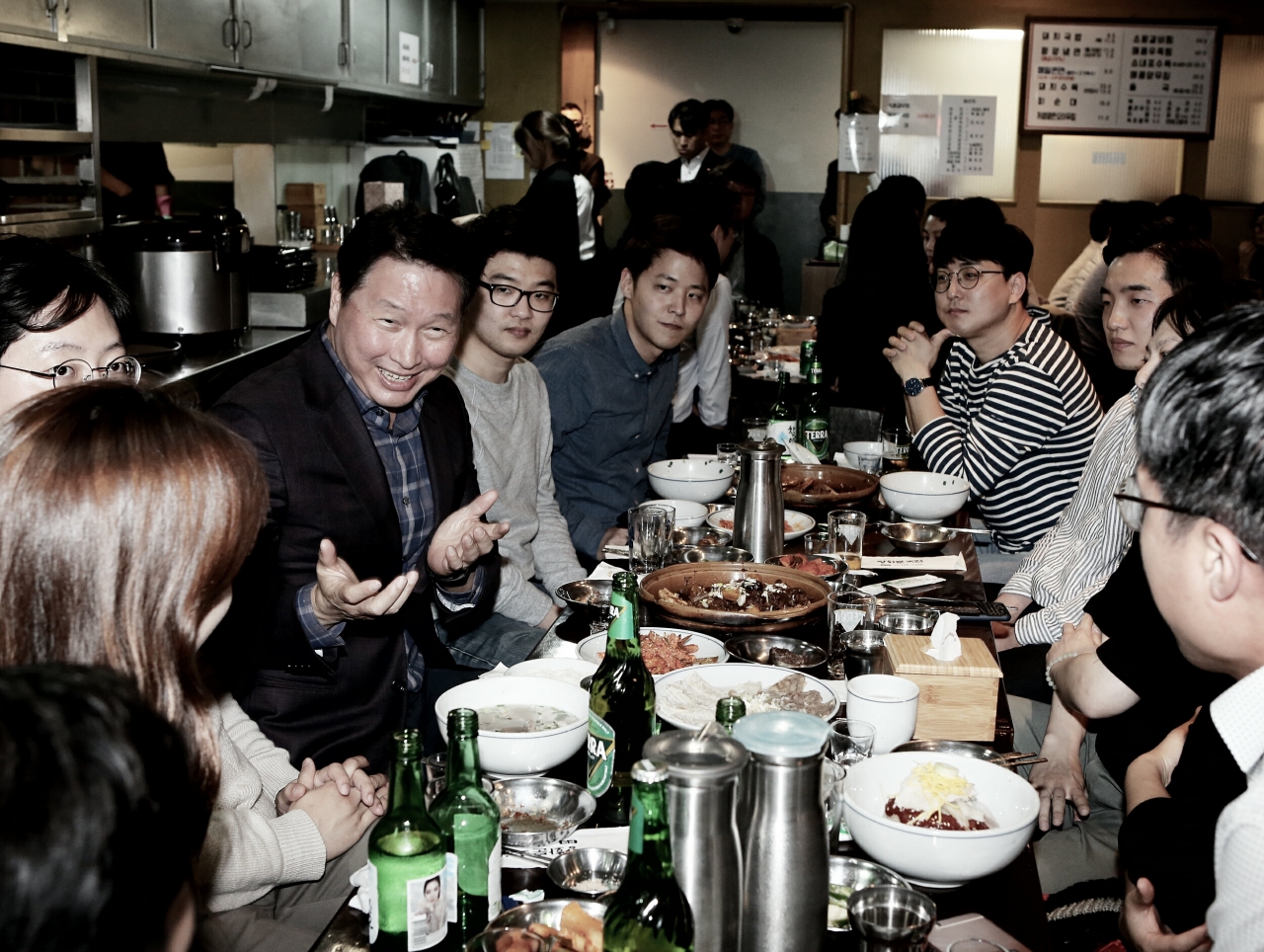 최태원 SK그룹 회장이 28일 서울 광화문 인근의 한 음식점에서 SK직원들과  담소를 나누고 있다. / 사진=SK