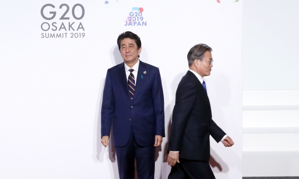 지난 6월 일본 오사카에서 열린 G20 정상회의 당시 문재인 대통령이 아베 신조 일본 총리와 악수한 뒤 이동하는 모습. /사진=연합뉴스
