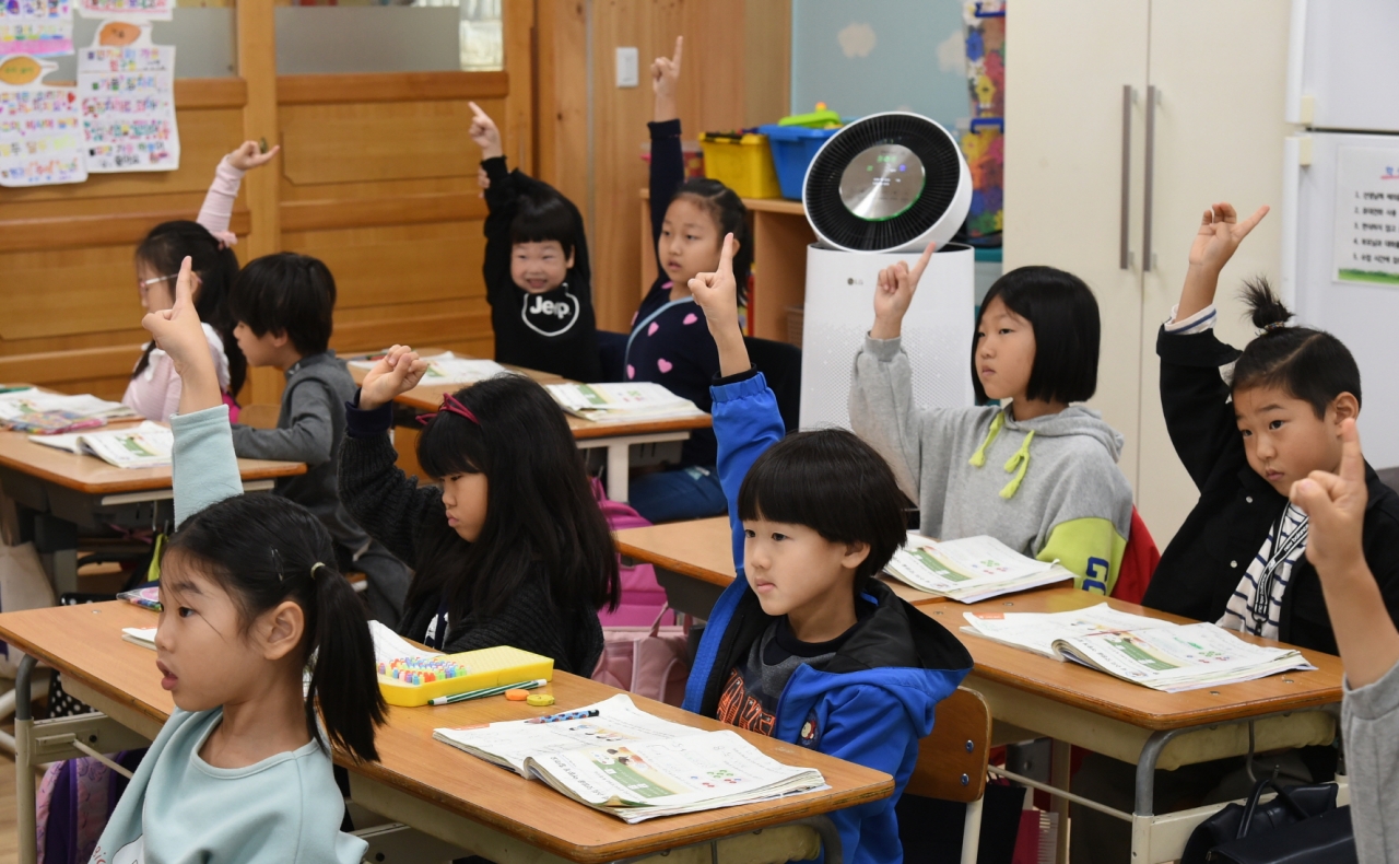 LG가 지원한 공기청정기가 설치된 경기도 한 초등학교에서 학생들이 수업을 받고 있다. / 사진=LG