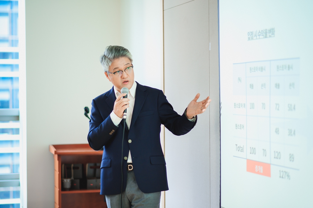 이재환 원스토어 대표가 6일 서울 중구 SK텔레콤 기자실에서 열린 기자간담회에서 향후 사업 전략에 대해 발표하고 있다. / 사진=원스토어