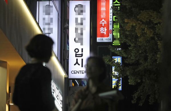 정부는 25일 교육개혁 관계장관회의를 열고 수시 모집 위주의 서울 소재 대학 입시 전형에서 정시 모집의 비율을 높이는 방안을 논의했다고 밝혔다. / 사진=연합뉴스