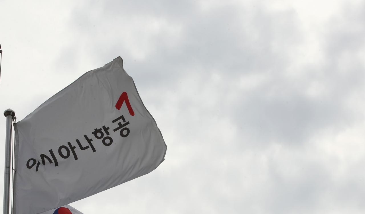 서울 강서구 아시아나항공 본사에 내걸린 아시아나항공 깃발이 바람에 휘날리고 있다. / 사진=연합뉴스