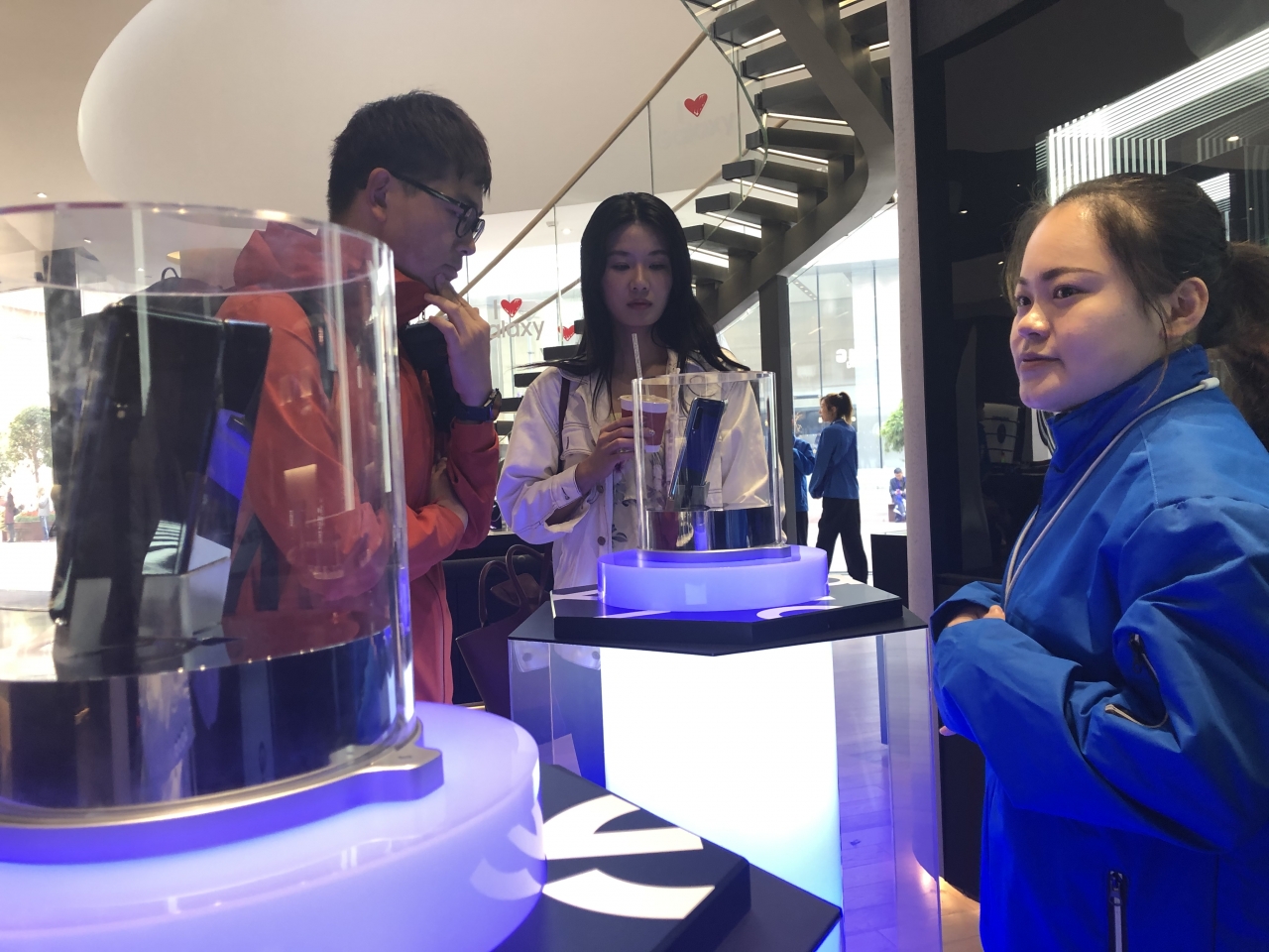 8일(현지시간) 중국 상하이 번화가 난징둥루에 있는 삼성전자 플래그십 매장에서 고객이 전시된 갤럭시 폴드 실물을 살펴보고 있다. / 사진=연합뉴스
