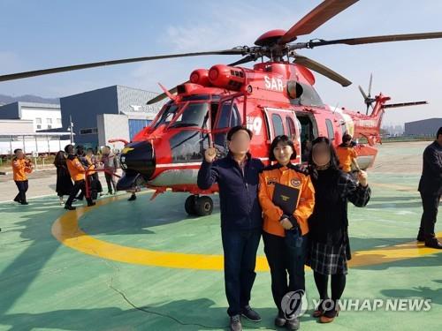 고 박단비 구급대원이 생전 소방헬기 앞에서 부모님과 함께 기념사진을 찍는 모습. /사진=연합뉴스
