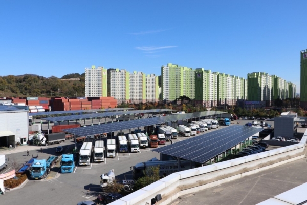 ‘내트럭하우스 부산신항사업소’에 구축된 태양광 발전 설비. /사진=SK에너지