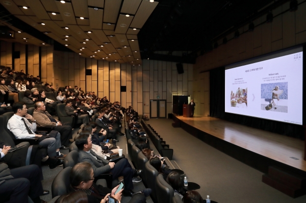 김명석 삼성물산 상품디자인그룹 상무가 ‘넥스트 래미안 라이프’ 콘셉트를 공개하는 자리에서 발표하고 있다. / 사진=삼성물산