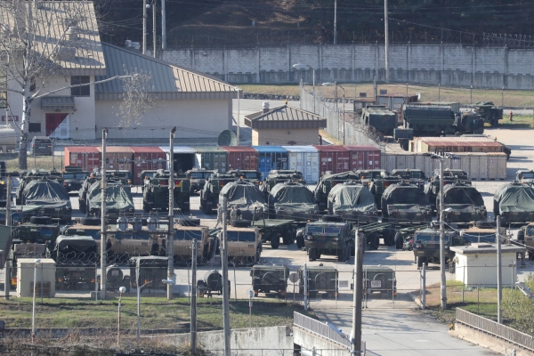 미국이 주한미군 방위비 분담금 문제를 두고 한국을 압박하고 있는 가운데 20일 경기도 동두천시 캠프 케이시에서 미군 전투 차량들이 줄지어 있다. /사진=연합뉴스