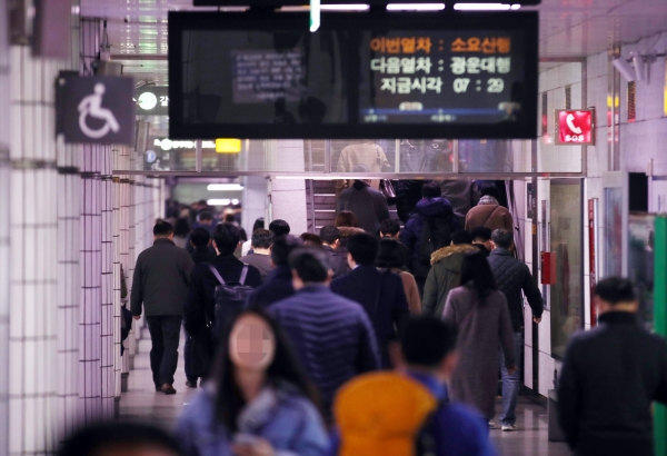철도노조 파업 사흘째인 22일 오전 서울 시청역에서 시민들이 지하철을 이용하고 있다. / 사진=연합뉴스