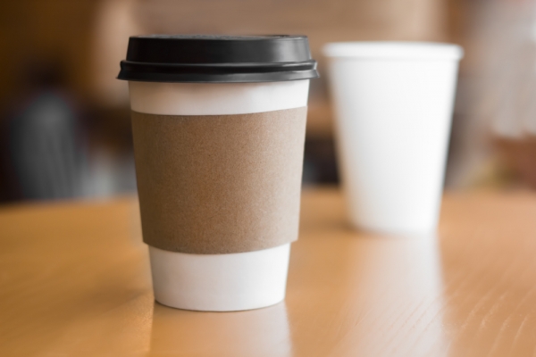 2021년부터 카페에서 사용하는 일회용 플라스틱 컵뿐 아니라 종이컵, 포장·배달 음식 주문할 시 일회용 수저도 별도 구매해야 한다. / 사진=셔터스톡