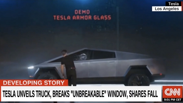 프란츠 홀츠아우젠 테슬라 수석디자이너가 사이버트럭에 쇠구슬을 던지고 있다. /사진=CNN 방송화면 캡처