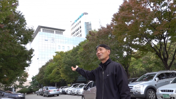 '일산 토박이' 박광수(61)씨가 경기 고양시 일산동구 백석1동에서 일산신도시 이전 풍경을 설명하고 있다. / 사진=시사저널e