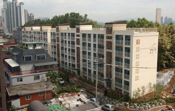 지난 2003년 7월 리모델링 완공을 앞둔 서울 마포용강 시범아파트 전경. 이 아파트는 공동주택 리모델링제도가 도입된 이후 처음으로 리모델링 허가를 받아 시범사업으로 시행됐다. 연합뉴스