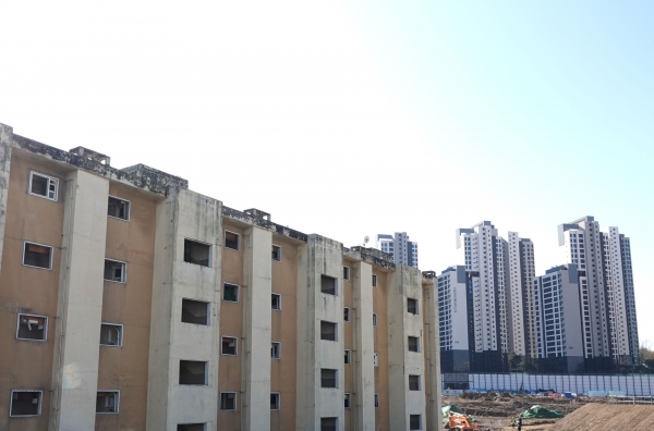 재건축이 진행 중인 서울 강남구 내 한 아파트 모습. 오른쪽 신축 아파트 단지와 묘한 대비를 이룬다. ©시사저널e