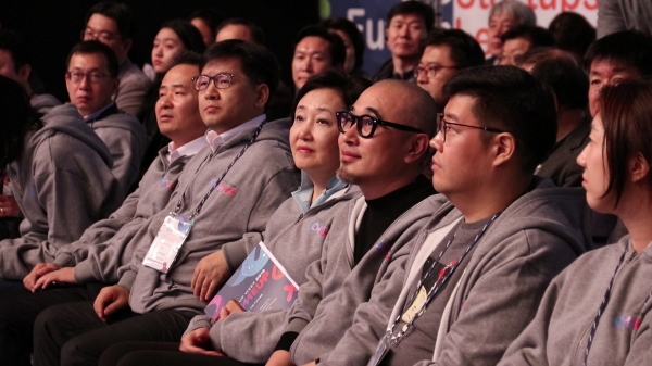 박영선 중소벤처기업부 장관과 김봉진 우아한형제들 대표가 28일 서울 동대문디자인플라자(DDP)에서 열린 'K-Startup Week ComeUp 2019'을 관람하고 있다. / 사진=권태현PD