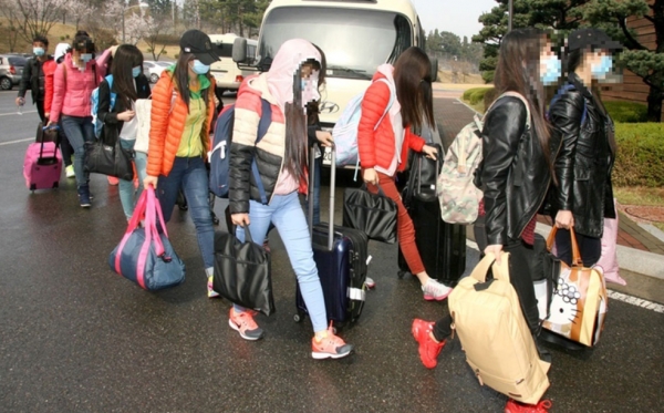 사진은 지난 2016년 4월 7일 중국 북한식당에서 탈북한 13명이 인천공항을 통해 입국한 후 모처에 도착해 숙소로 걸어들어가고 있는 모습. / 사진=연합뉴스