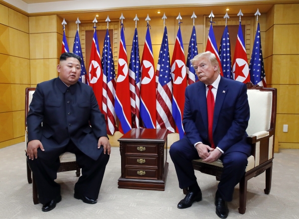 3일 조선중앙통신에 따르면 북한이 리태성 외무성 미국담당 부상 명의 담화를 통해 미국에 선제적인 결단을 촉구했다. 사진은 도널드 트럼프 미국 대통령(오른쪽)과 북한 김정은 국무위원장. / 사진=연합뉴스.