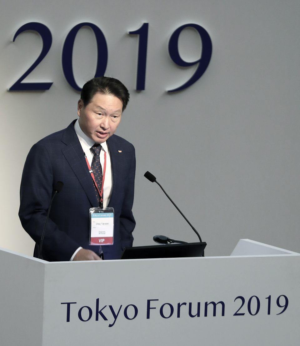최태원 SK 회장이 6일 일본 도쿄대에서 열린 '도쿄포럼 2019' 개막식에서 연설을 하고 있다. / 사진=SK