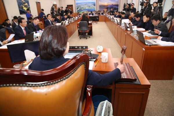 박순자 국회 국토교통위원회 위원장이 6일 국회에서 열린 국토위 전체회의에서 여객자동차 운수사업법 일부개정법률안 등 안건을 의결하고 있다. /사진=연합뉴스