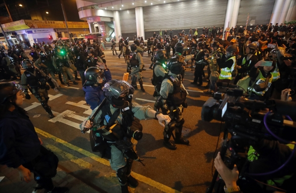 8일 오후 홍콩 센트럴 지역에서 경찰들이 시위대 해산을 시도하고 있다.  /사진=연합뉴스
