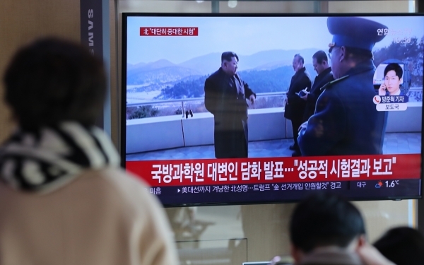 지난 8일 서울역 대합실의 TV 뉴스화면에 전날 북한의 '서해발사장 중대 시험'과 관련한 뉴스가 나오고 있다. / 사진=연합뉴스