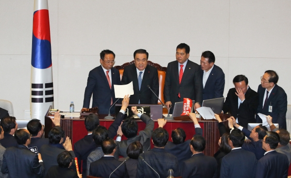 문희상 국회의장이 23일 오후 국회 본회의에서 자유한국당 의원들의 항의를 받고 있다. /사진=연합뉴스