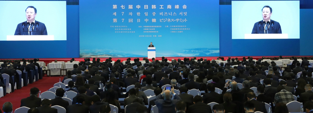 박용만 대한상의 회장이 24일 중국 쓰촨성 청두에서 대한상공회의소, 일본경제단체연합회, 중국국제무역촉진위원회(CCPIT)가 공동으로 개최한 ‘한·일·중 비즈니스 서밋’에서 개회사를 하고 있다. / 사진=대한상의