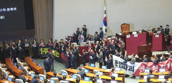 한국당 의원들은 본회의를 막기 위해 문희상 국회의장의 의장석 착석 저지를 시도했지만, 약 1시간 후 문 의장은 단상에 올라 본회의를 개의했다. /사진=이창원 기자