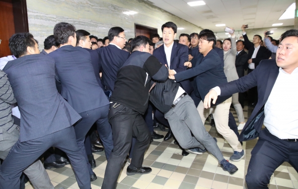 지난해 4월 26일 민주당, 자유한국당 의원과 당직자들은 국회 의안과 진입 문제로 몸싸움을 벌였다. /사진=연합뉴스