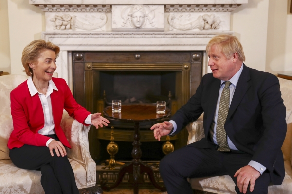 보리스 존슨(왼쪽) 영국 총리와 우르줄라 폰 데어라이엔 유럽연합(EU) 집행위원장이 8일(현지시간) 영국 런던에서 서로를 보며 이야기를 나누고 있다. / 사진=