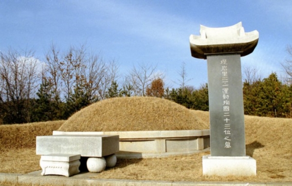 제암리 학살 사건으로 희생된 23인의 묘소와 기념탑. / 사진=보훈처