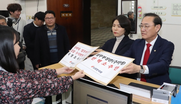 자유한국당 정유섭 의원(오른쪽)과 전희경 의원이 10일 오후 국회 의안과에 추미애 법무부 장관 탄핵소추안과 청와대·법무부장관의 검찰 수사방해 의혹 국정조사요구서를 제출하고 있다. /사진=연합뉴스