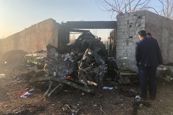 8일(현지시간) 최소 170명의 승객을 태우고 이란 수도 테헤란을 이륙한 직후 추락한 우크라이나 여객기의 잔해가 테헤란 외곽에 흩어져 있는 모습. /사진=연합뉴스