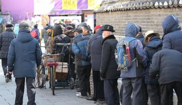 지난 13일 오전 서울 종로구 노인무료급식소 앞에서 노인들이 점식식사를 위해 대기해 있다. / 사진=연합뉴스