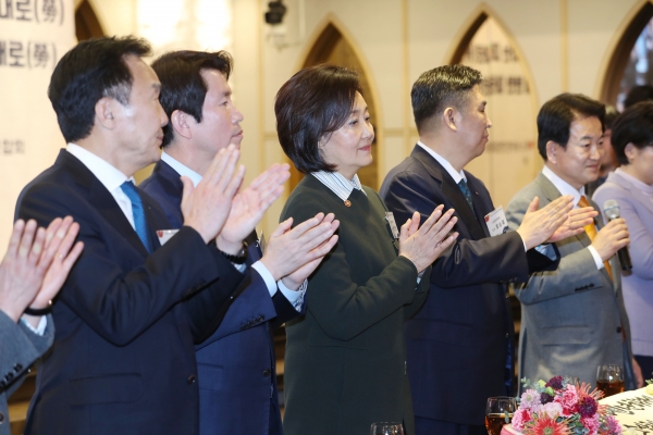 박영선 중소벤처기업부 장관(가운뎨)이 15일 오전 서울 영등포구 CCMM빌딩에서 열린 '2020년 소상공인연합회 신년하례식'에서 참가자들과 박수치고 있다. / 사진=연합뉴스
