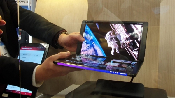 CES2020에서 LG디스플레이 전시장에 전시된 폴더블 노트북 모습. /사진=윤시지 기자