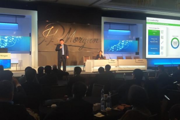 서정진 셀트리온그룹 회장이 지난 15일(현지시간) 미국 샌프란시스코에서 열린 JP 모건 헬스케어 콘퍼런스에서 '2030 비전 로드맵'을 발표하고 있다. / 사진=연합뉴스.