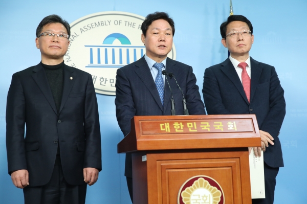 자유한국당 박완수 사무총장이 20일 서울 여의도 국회 정론관에서 새로운보수당이 제시한 통합을 위한 양당간 협의체에 공감한다고 밝히고 있다. 왼쪽부터 이양수 의원, 박 사무총장, 김상훈 의원. /사진=연합뉴스