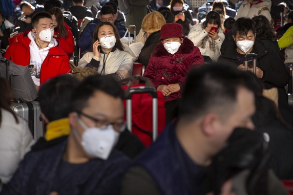 중국에서 신종 코로나바이러스에 감염된 이른바 '우한 폐렴' 환자가 급속히 늘어나는 가운데 21일 베이징 서역 대기실에서 마스크를 쓴 여행객들이 열차 출발을 기다리고 있다.