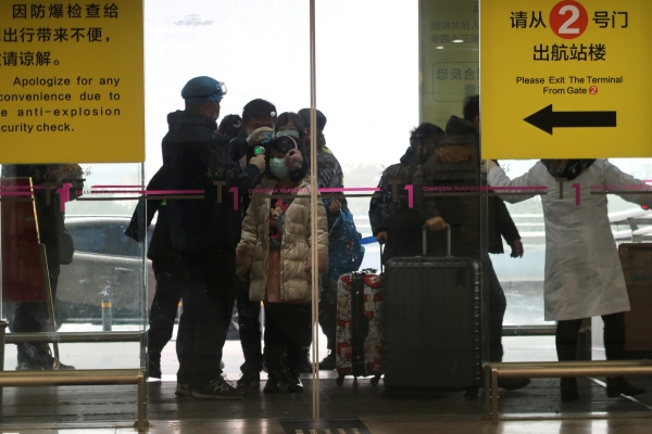 후난성 창사 공항에 있는 승객들이 마스크를 착용하고 있다. /사진=연합뉴스·AFP