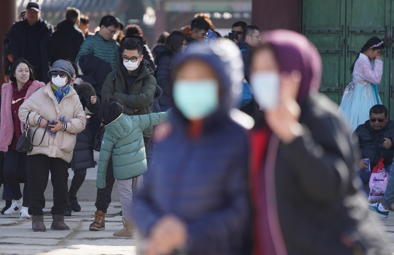 지난 26일 서울 경복궁을 찾은 관람객들이 마스크를 쓰고 궁중을 둘러보고 있다. / 사진=연합뉴스
