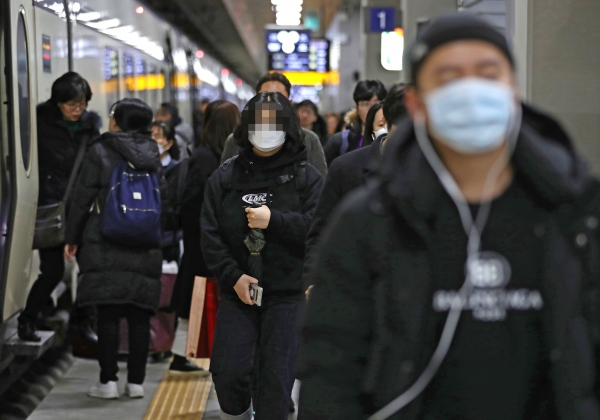 ‘우한 폐렴’ 으로 불리는 신종 코로나바이러스가 전세계로 확산되고 있는 가운데 지난 27일 오전 서울 수서역에서 귀경객들이 마스크를 쓴 채 플랫폼을 나서고 있다. / 사진=연합뉴스