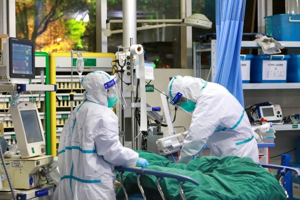 지난 28일 중국 후베이성 우한의 우한대학 부속 중난병원에서 보호복을 입은 의료진이 신종 코로나바이러스에 의한 폐렴 환자를 치료하고 있다. / 사진=연합뉴스.