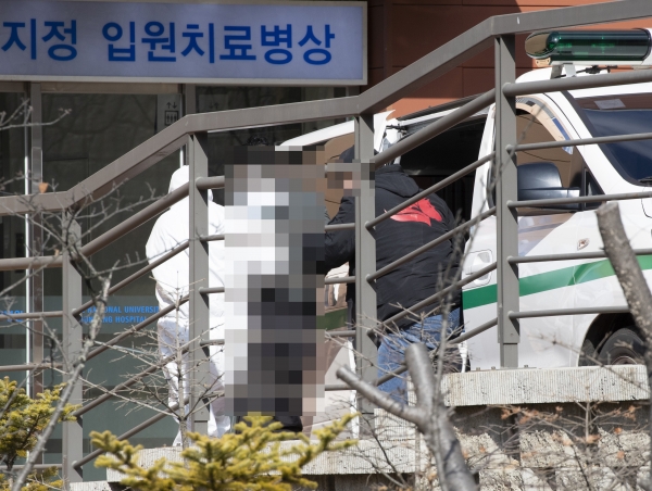 30일 신종 코로나 바이러스 감염증 네번째 확진자가 치료 중인 경기도 성남시 분당서울대병원에서 의심 환자가 국가지정 입원치료병상으로 들어가고 있다. / 사진=연합뉴스