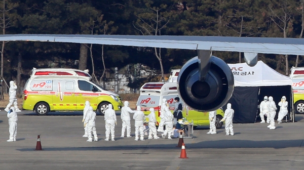 신종 코로나바이러스 감염증 발생지로 봉쇄된 우한에서 온 교민들이 31일 오전 서울 강서구 김포국제공항에 도착해 추가 검역을 받고 있다. / 사진=연합뉴스
