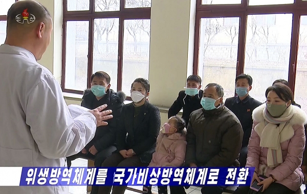 최근 북한 조선중앙TV가 주민들이 마스크를 쓰고 의료진의 안내를 받는 모습을 보도했다. / 사진=연합뉴스