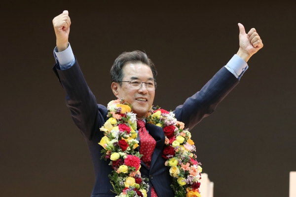 지난 31일 서울 중구 농협중앙회 대강당에서 열린 신임 농협중앙회장 선거 결과 이성희 전 농협중앙회 감사위원장이 농협중앙회장에 당선됐다./사진=연합뉴스