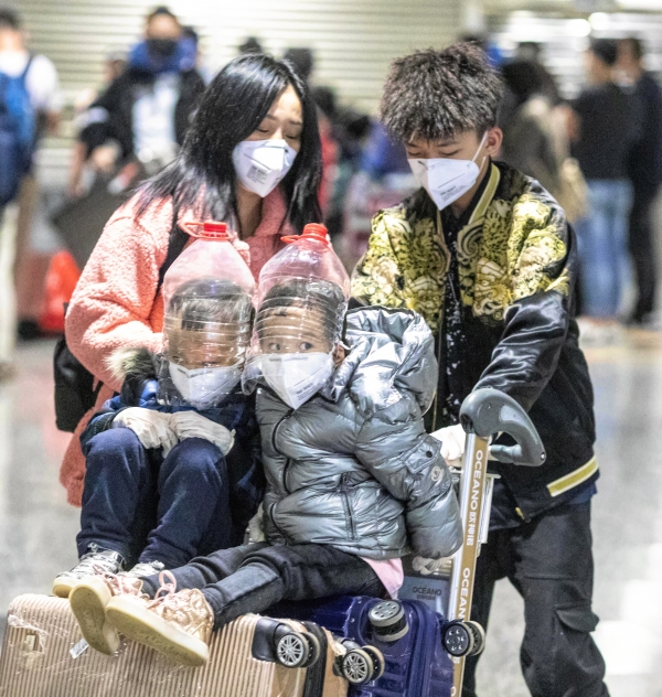 지난 1일 중국 광둥성 광저우의 공항에 도착한 어린이들이 마스크에다 플라스틱 물병을 잘라 만든 얼굴 보호장치까지 쓰고 있다. / 사진=연합뉴스